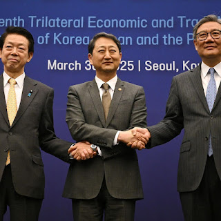Presidentes de China Japón y Corea del Sur dándose la mano
