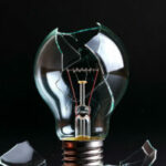 el gran apagón español mostrado en una bombilla rota