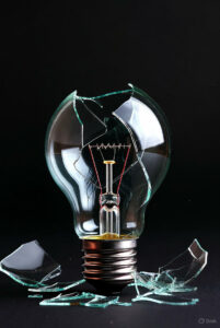 el gran apagón español mostrado en una bombilla rota